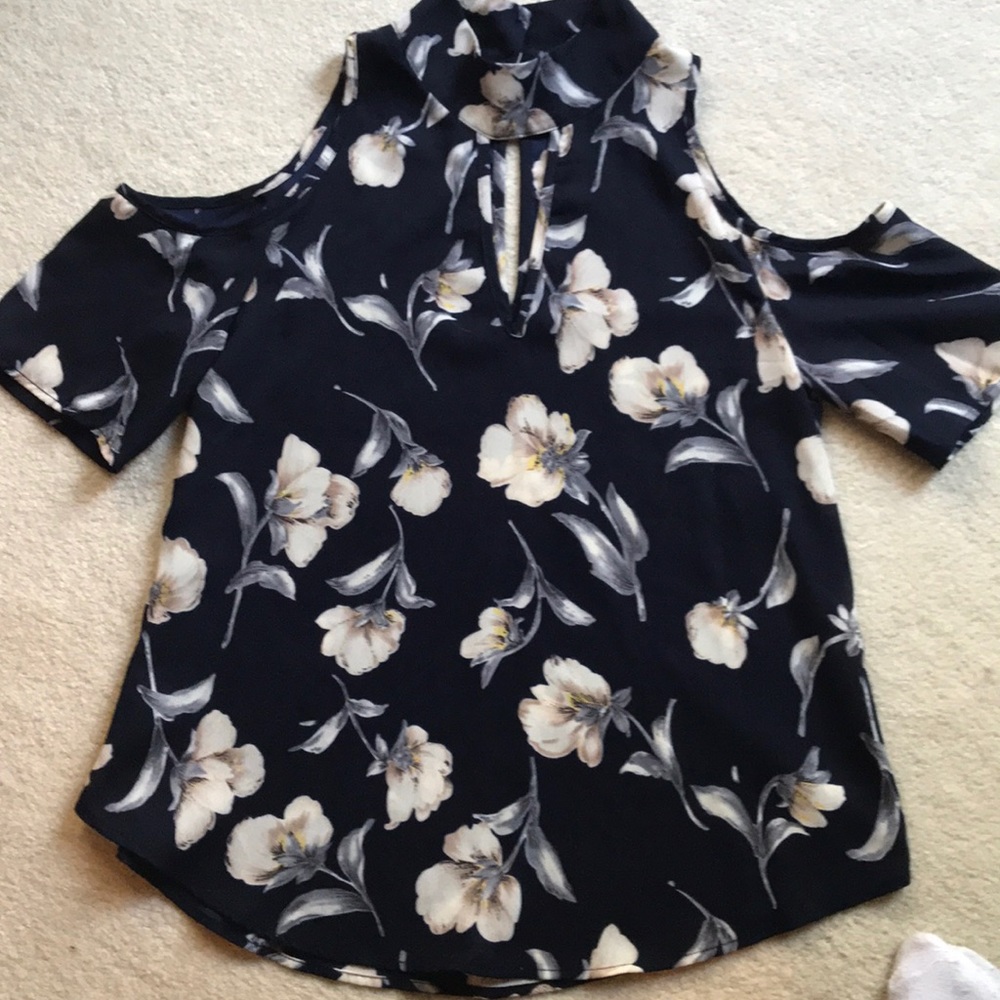 Exposed shoulder blouse size extra small